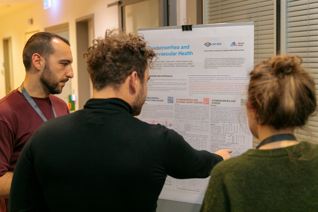 Teilnehmende des Workshops diskutieren über die auf einem Board ausgestellten Inhalte