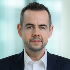 Portraitfoto vom Chief Security Officer der Deutschen Bahn AG, Dr. Patrick Hennies