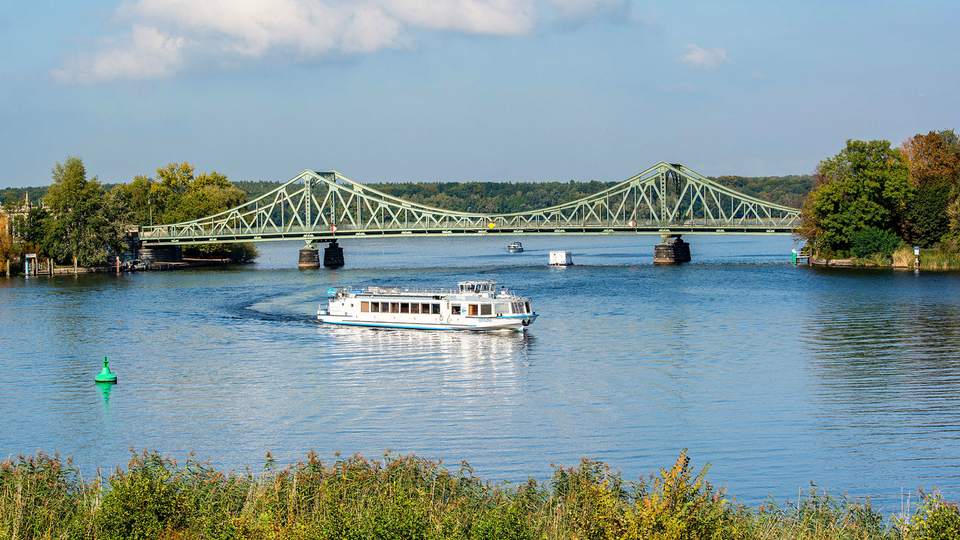 Schiff der weißen Flotte vor Glienicker Brücke