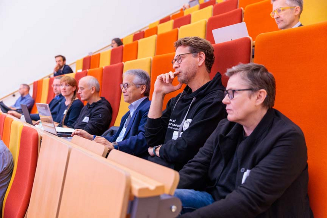 Fachleute des HPI und des MIT verfolgen vom Auditorium aus den Vorträgen