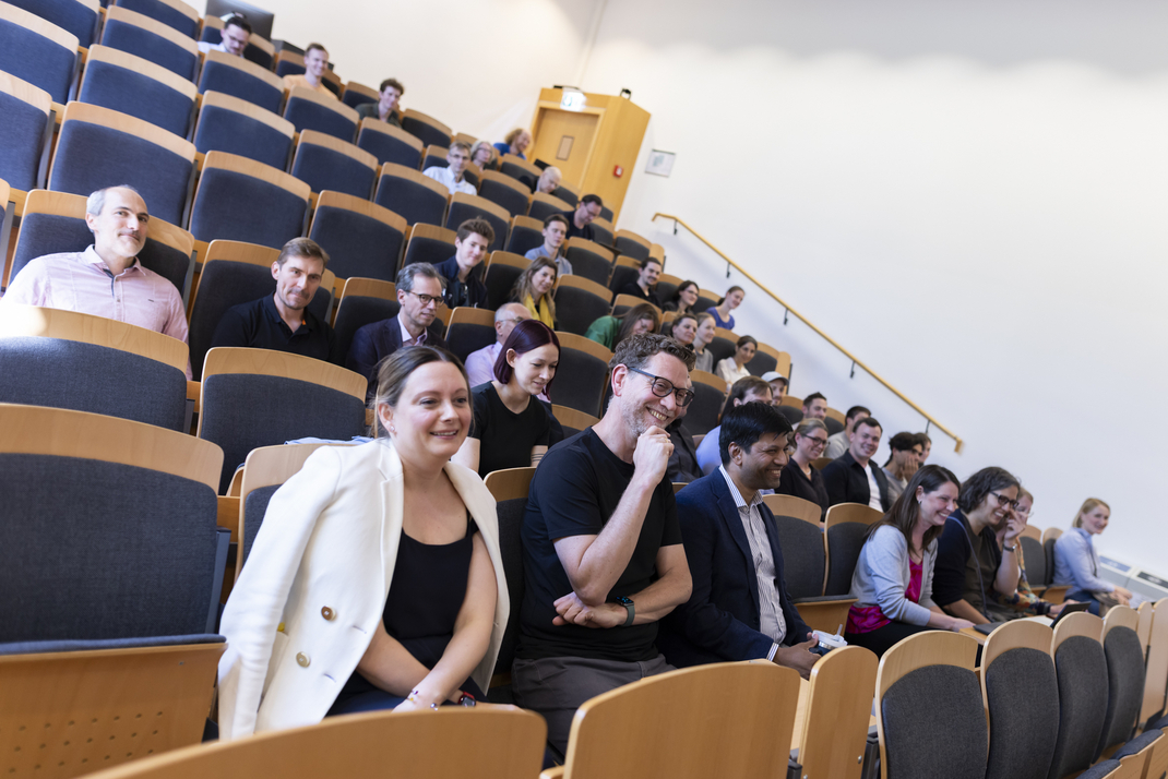 Die Besucher:innen der Antrittsvorlesung in den Hörsaalreihen des HPI.