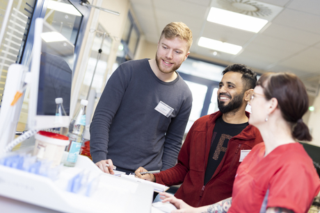 Studierende vom HPI, Hasso-Plattner-Institut, bei der Projektarbeit am Vivantes Klinikum in Berlin-Neukölln, 12.03.25, "Digital Health Spark – Igniting Need-Driven Innovation in Healthcare", Foto: Nicole Krüger