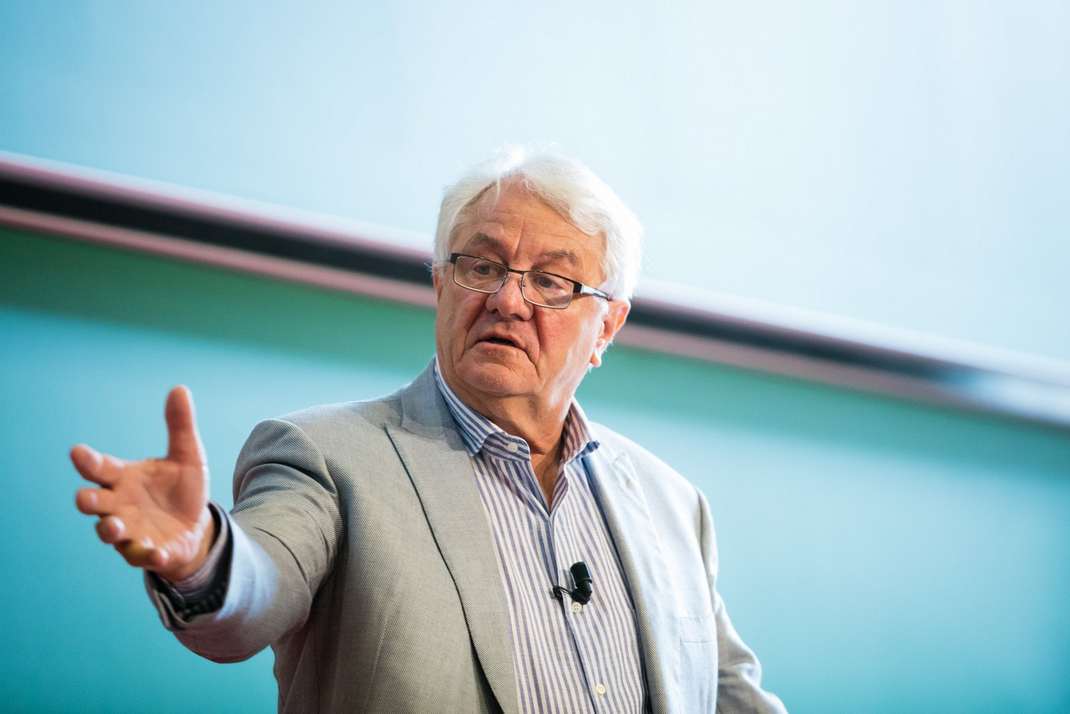 HPI and faculty donor Hasso Plattner at the opening speech of the Digital Engineering Faculty.