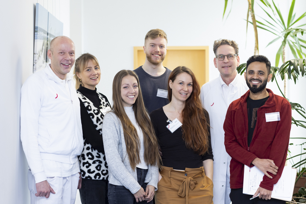 The Ida Wolf Hospital team: Senior physician Benjamin Storek, nursing expert Marie-Theres Bäumker, nursing expert Melina Jolie Reichardt, HPI master's student Pierre Burghardt, project manager Catharina Mixa, head physician Prof. Dr. Hans-Peter Thomas and HPI master's student SaadBin Khalid (from left to right).