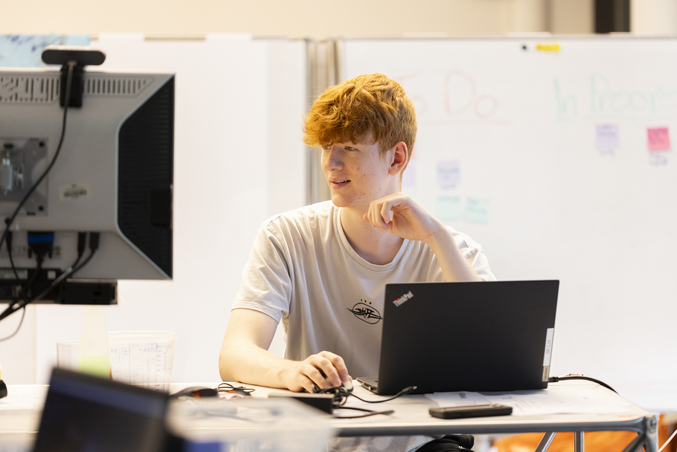 Eine der teilnehmenden Personen sitzt vor einem Laptop und guckt auf einen zusätzlichen Monitor