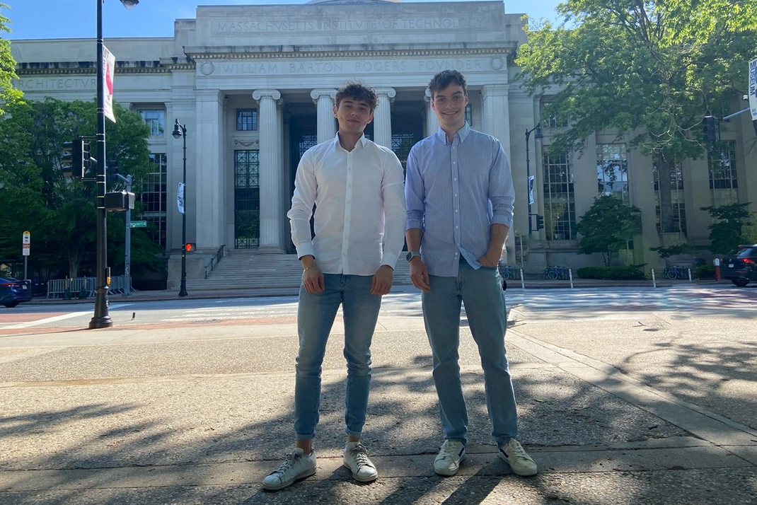 Die HPI-Masterstudierenden Matthias Schneider und Leo Schuhmann am MIT