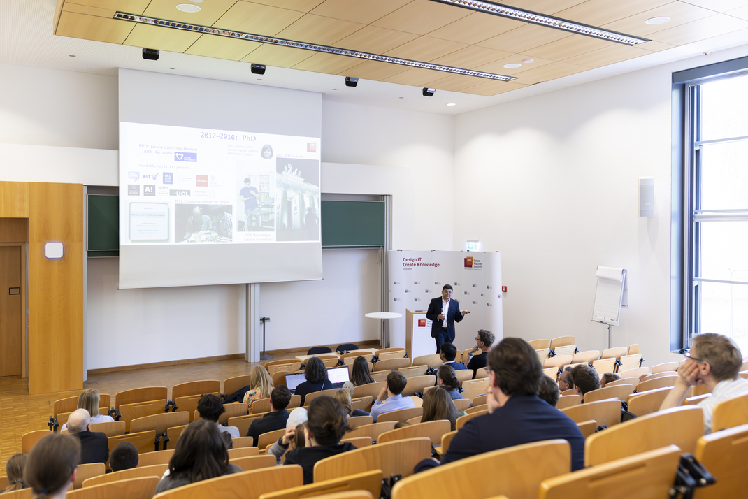 Prof. Vaibhav Bajpai hält seine Antrittsvorlesung im Hörsaal des HPI. 
