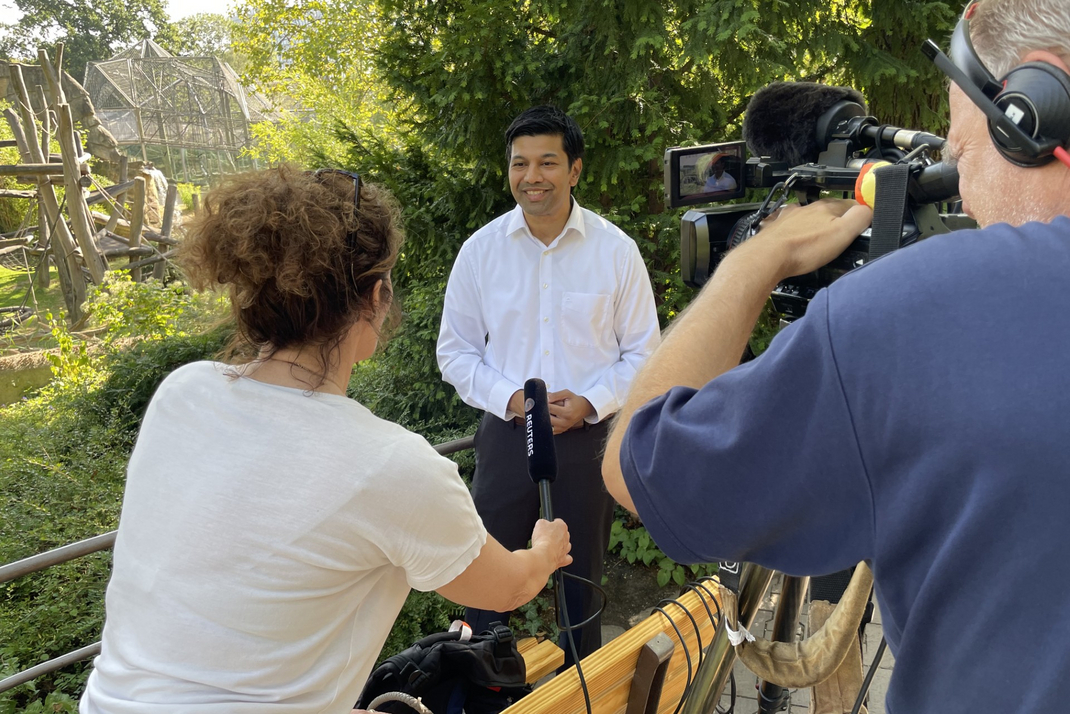 HPI-Professor und Projektleiter Gerard de Melo wird vor dem Gorilla-Gehege im Berliner Zoo interviewt