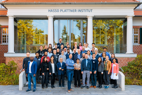 Gruppenfoto der Forschenden Gäste vom MIT vor einem Eingang des HPI