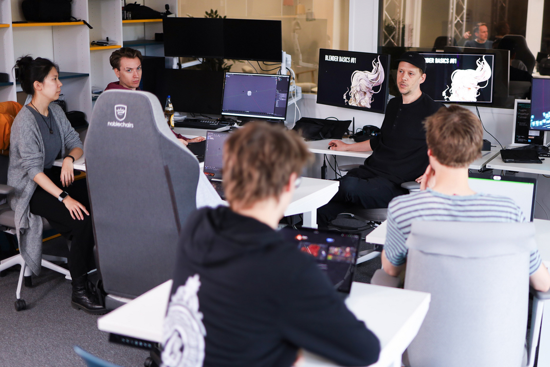 Markus Wutzlhofer in a workshop with students from HPI.
