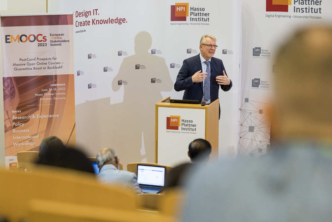 HPI-Direktor Prof. Dr. Christoph Meinel hält auf der EMOOCs eine Rede