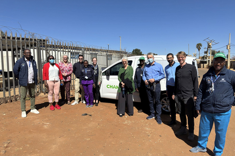 Ein Gruppenfoto von Mitgliedern der CHAMPS (Child Health and Mortality Prevention Surveillance) und Prof. Christoph Lippert und Prof. Lothar H. Wieler in Südafrika