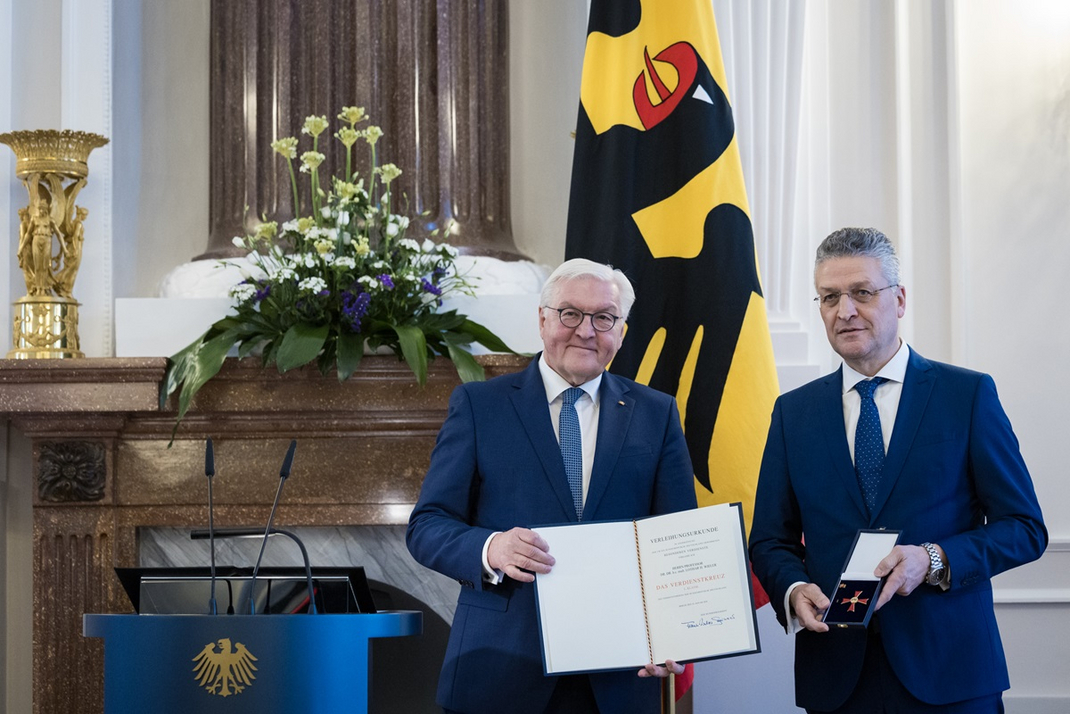 Bundespräsident verleiht Prof. Dr. Lothar Wieler das Verdienstkreuz erster Klasse.