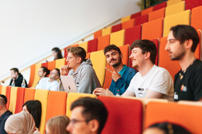 Im gut besetzten Auditorium hören Studenten eine Vorlesung